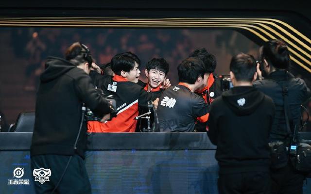 B8 在 StarLadder Budapest Major 2025 第三阶段中获得一个名额，而 TyLoo 被淘汰出局